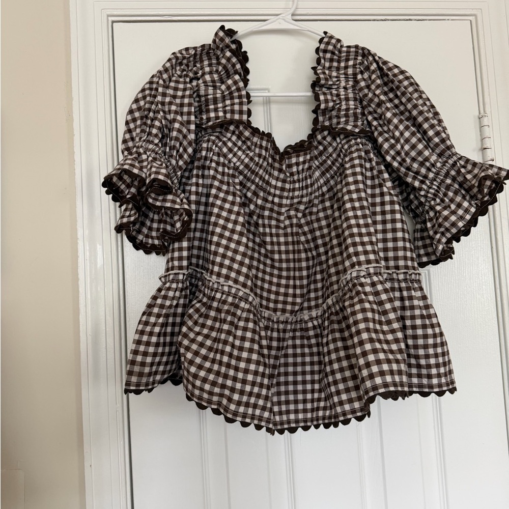 Elizabeth Wilson chocolate/white top